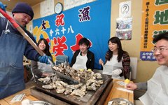 みんなで牡蠣を食べに 写真提供：宮城県観光課