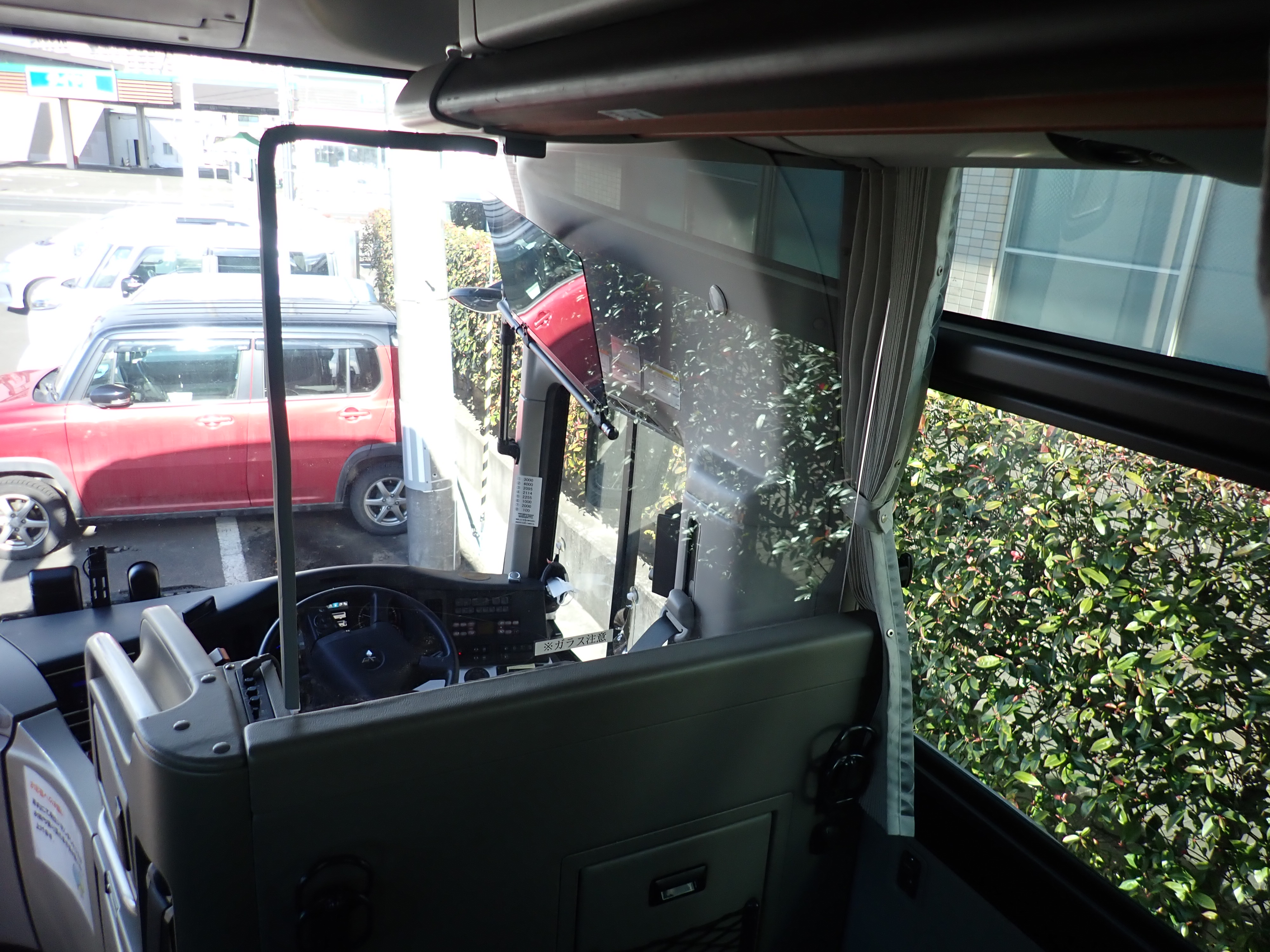観光バス全車に運転席と客席間にアクリルシールドを設置しました。